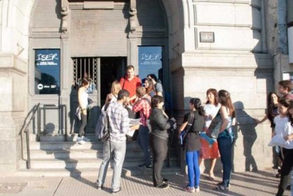 Estudiantes del ISER movilizan a ENACOM