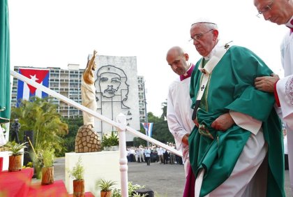 Francisco en Cuba sella su alianza restauradora con el gobierno