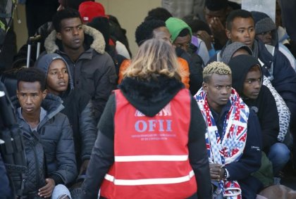 El gobierno francés desaloja a mil quinientos inmigrantes menores de Calais