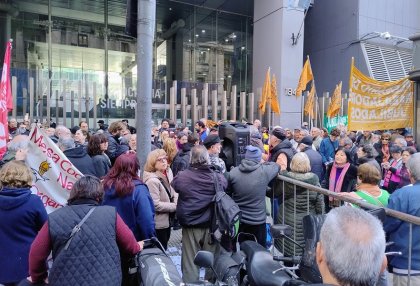 La policía reprimió a jubilados y periodistas pero la marcha igual llegó a Plaza de Mayo