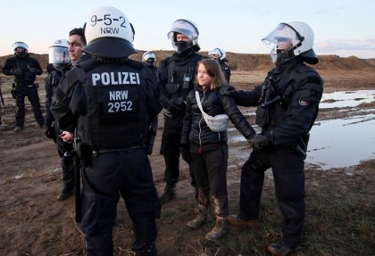 Policía alemana detiene a Greta Thunberg durante una protesta contra la megaminería