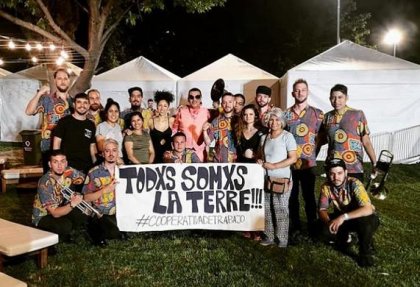 La Delio Valdez junto a las trabajadoras de La Terre 