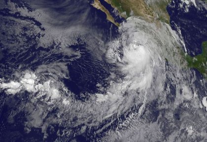 El huracán Newton avanza hacia Cabo San Lucas 