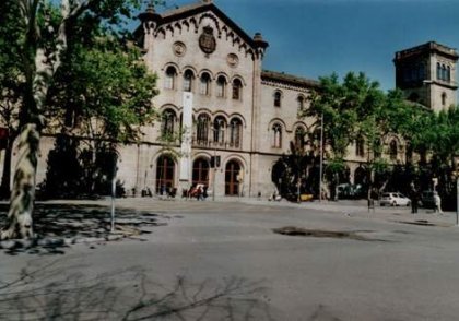 Concentración de los estudiantes y profesores de Trabajo Social frente al consell de govern de la UB