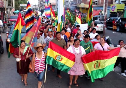 “La wiphala se respeta, carajo”: masiva movilización de la comunidad boliviana de Villa Celina