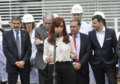 Ensenada: Cristina armó un acto en YPF junto a Barañao, el ministro de Macri