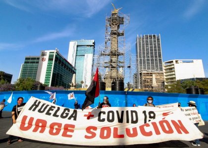 Trabajadoras de Notimex y organizaciones solidarias bloquean glorieta del Ángel de la Independencia