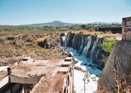 Defensores del agua sufren atentado en Jalisco; incendian su auto