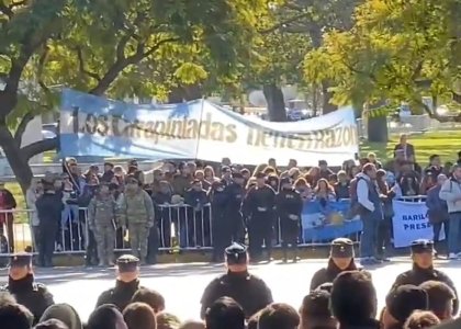 Desfile del 9 de Julio: torturadores de soldados frente al palco, carapintadas entre el "público" 