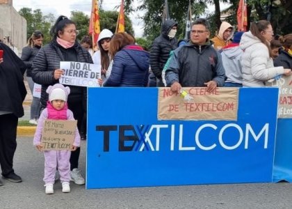 Las obreras de Textil.com siguen ocupando la planta y marchan a Casa de Gobierno