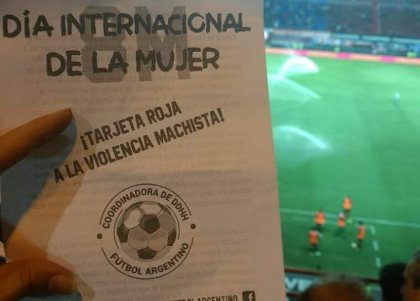 8M: Policía impide volanteo y pañuelos verdes en cancha de San Lorenzo