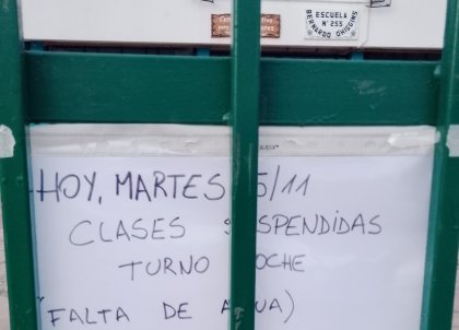 La primaria 255 sin clases por falta de agua y la 295 en espera de las obras tras el fallo judicial.