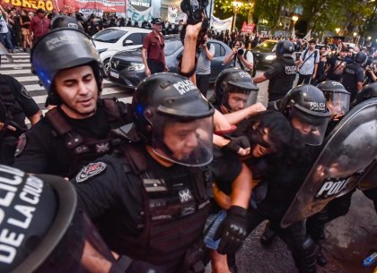 Piñas, gases y palos contra la prensa: represión a periodistas y fotógrafos en Congreso