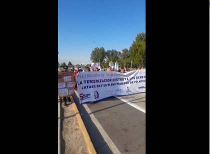 Trabajadores despedidos de SKY Airlines se movilizan contra la tercerización