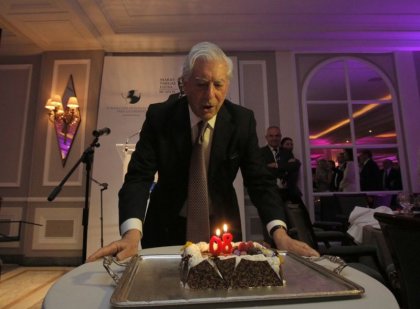 Vargas Llosa sopló las velitas entre fachos, aristócratas y neoliberales