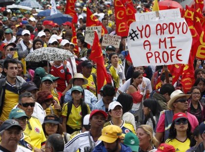 Docentes de colegios públicos inician huelga indefinida en Colombia