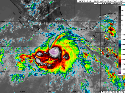 Alerta máxima en el sur de México por huracán Agatha