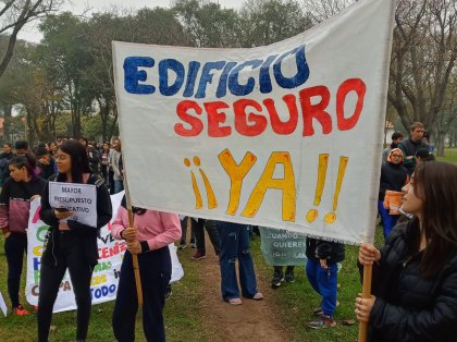 Comunidad educativa de la Escuela N° 330 de Granadero Baigorria reclama condiciones edilicias. 