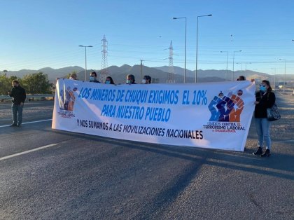 Trabajadores de Chuquicamata bloquean ruta en apoyo al 10%, contra Piñera y como antesala a la huelga del 30 de abril