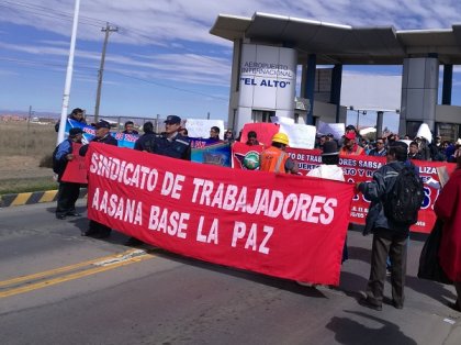 Trabajadores de AASANA La Paz marchan en el aeropuerto de El Alto