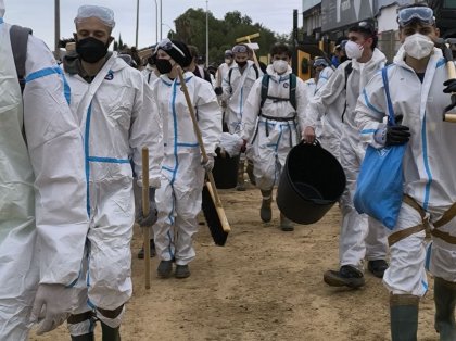 Estudiantes y trabajadores de las universidades catalanas viajan como voluntarios a Valencia