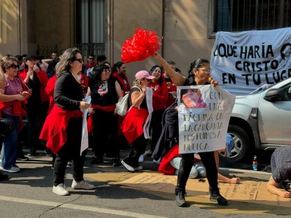 Profesores y funcionaries del Colegio San Ignacio Alonso de Ovalle en huelga