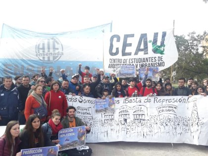 Estudiantes y docentes se movilizaron al Rectorado y acercaron su solidaridad al acampe del Astillero Río Santiago