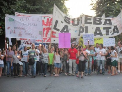 Antorchas en defensa de la educación pública