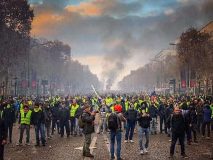 Herederos de la comuna: Parisinos enfrentando a la policía de Macron