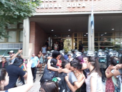 Liberaron a estudiantes y docentes detenidos en el desalojo de la Universidad de Río Negro