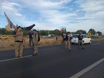 Neuquén: ceramistas subieron a la ruta 7 contra el remate de Cerámica Neuquén 