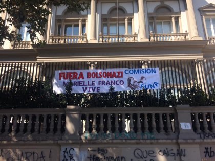 “Fuera Bolsonazi” dice el lienzo que colgaron en la embajada de Brasil 