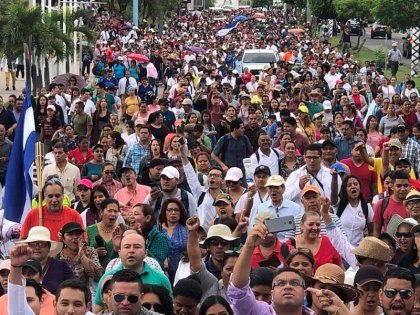 Honduras: Gobierno reprime protestas, médicos y maestros convocan a paro nacional 