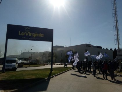 Trabajadores de La Virginia bloquean los portones de la planta