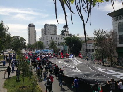 Gran columna de funcionarias y funcionarios de la Salud, estudiantes y pobladores hacia "Plaza de la Dignidad"