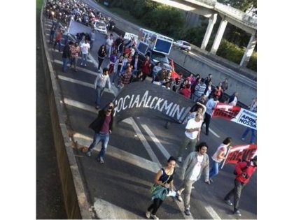 Profesores paralizan avenidas y aeropuertos