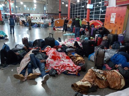 Familias bolivianas duermen afuera de la Escuela Patricio Cariola