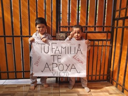 "Fuerza mineros": familias envían saludos a trabajadores de la huelga de Guanaco