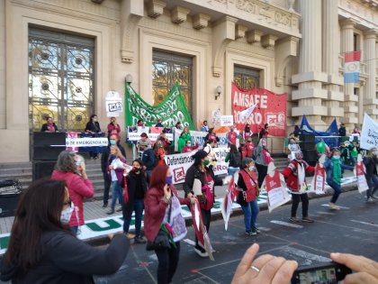 Docentes, estatales y trabajadores de la salud se movilizaron contra el ajuste de Perotti