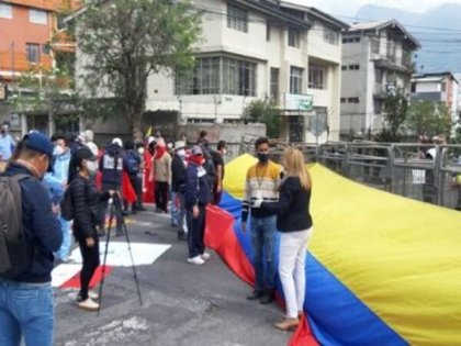 Profesores universitarios protestan contra despidos en Ecuador