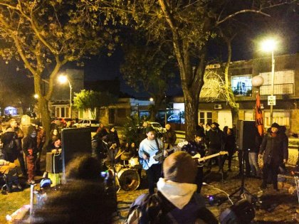 La plaza resiste y grita: el fascismo no pasará!