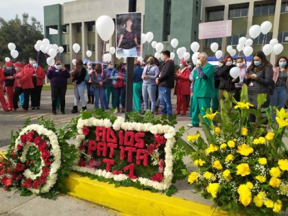 Emocionante despedida de funcionaria fallecida por negligencia del Hospital Barros Luco