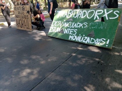 Concentración fuera del Ex Pedagógico de estudiantes contra los despidos de funcionarios