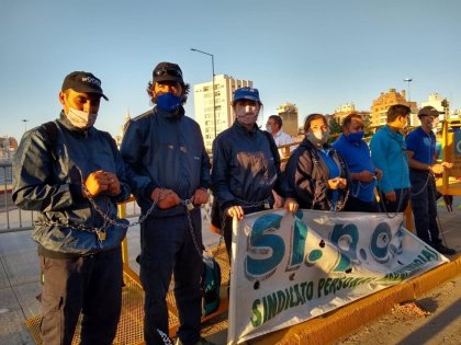 Trabajadores de la Coopi de Villa Carlos Paz se encadenan en la Legislatura