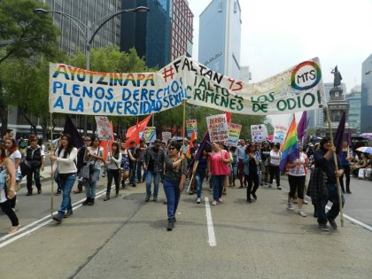 Presente Ayotzinapa en la Marcha del Orgullo LGBTTTIQ