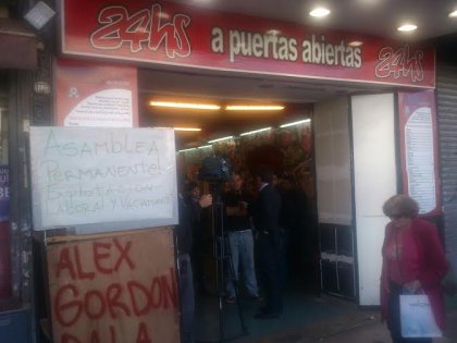 Trabajadores de “Nac&Pop” autogestionan el local frente al vaciamiento