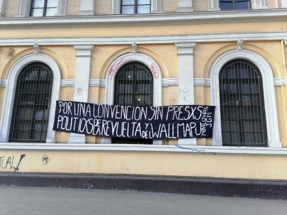 Estudiantes de la comisión de movilizades de JGM de la Uchile cuelgan lienzo por una Convención sin presxs políticxs en Casa central