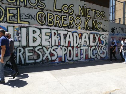 URGENTE: Estudiantes son detenidos por la policía por colgar lienzos por la liberación de presxs políticxs 