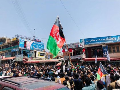 Los talibanes atacan una movilización que enarbolaba la bandera afgana