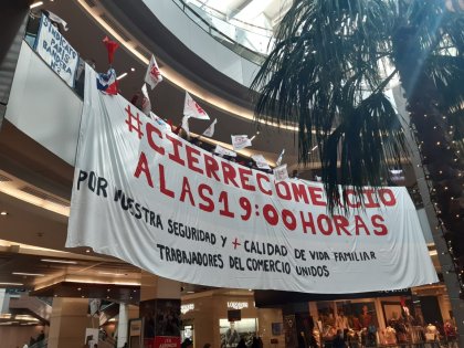 Trabajadores del retail protestan para exigir el cierre del comercio a las 19:00 horas